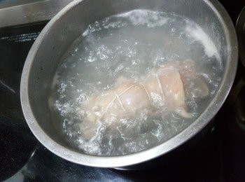 step8: 將綁好的雞卷放入滾水中,蓋上蓋用中火煮10分鐘,熄火浸30分鐘取出灘凍