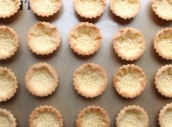 step15: 送入預熱至180度C的烤箱,先盲烤15分鐘做定型。當<span class="group_2">塔皮</span>邊有點上色時再拿出<span class="group_2">塔皮</span>,取出上面的重石及小烘焙紙,再送入烤箱烤5-7分鐘至<span class="group_2">塔皮</span>淡淡金黃色。出爐後放烤架上至冷卻。