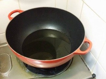 step2: 今次我用左LC的MARMITE煱, 但大家記住一定要凍煱落油, 然後慢慢咁等佢熱, 要熱到見有油紋為止, 真的唔心急, 因為要油溫夠熱先可以做到外脆內嫩好Juice的後果的