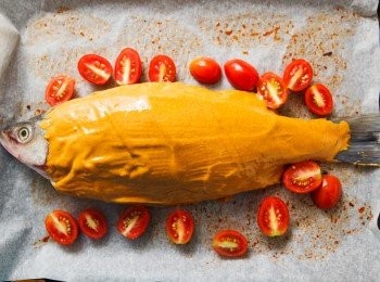 step4: 接著將魚與蕃茄用190度的溫度烤25~30分鐘。(視魚的大小自行調整烤製的時間。可以利用筷子插入魚肉來判斷魚肉熟了沒，如果可以輕易穿透就表示熟了，也可以利用叉子或是鐵籤插入魚肉約10秒，再用手摸或碰嘴唇，如果溫度有感覺到熱或燙手即可。)