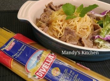 step10: 將意粉放入碟內再加入洋蔥牛肉和牛肉汁,喜歡的話還可以配上蔬菜。