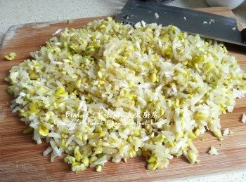 step4: 逐少份量的大豆芽切成細粒再剁碎 (袁太剁了差不多20分鐘)