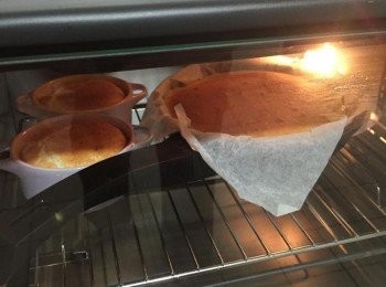 step4: 4，把烘焙紙舖在烤模/鑄鐵鍋上，將蛋糕液倒入，160度烤個20-25分鐘（試不同烤箱而定，烤至表面凝固但移動鍋子會有液體晃動感即可，若想要爆漿更明顯烤15分鐘時就要確認一下）