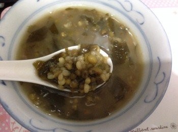 step3: 將海帶及臭草用手撕碎碎加入已煲淋的綠豆麥米糖水內再煲至出味海帶溶化一