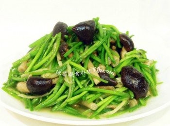 step1: 鍋中下油爆香薑絲，加入鴻喜菇(菇類都可)炒香，下一點水和鹽煮滾，放入水蓮炒二下起鍋(水蓮非常嬌嫩不耐煮)