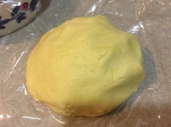 step5: 撈好粉糰用保鮮紙包好放入雪櫃約30-40分鐘