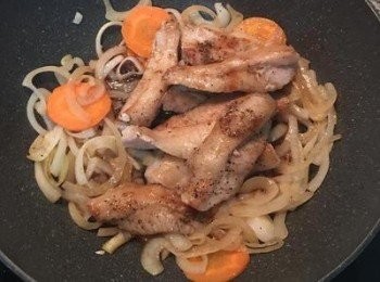 step4: 放入松阪豬並倒入醬汁拌炒，接著延鍋邊倒入米酒燒掉酒味；改中小火略煮入味。