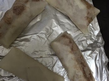 step2: 2)春卷皮加入蘋果餡料包成長條形以180度焗10分鐘/金黃即可.