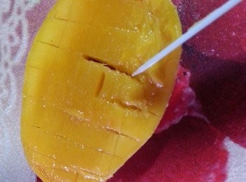 step5: 芒果切開後,用刀仔先界開成細格仔型