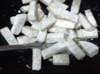 step9: 熄火，落芋頭翻炒