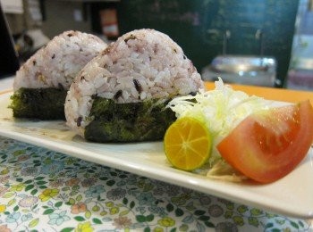 step1: 海苔不管是高剛物還是韓式燒海苔我都喜歡 可以包成飯糰裡面加個燒肉