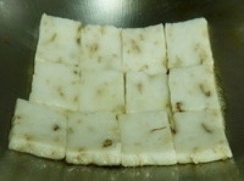 step2: 鍋子燒熱才加入適量的油潤鍋.鍋邊都要讓油沾到.這樣才不會沾鍋.一般會煎到沾鍋都是鍋子不夠熱跟油的潤鍋不夠.