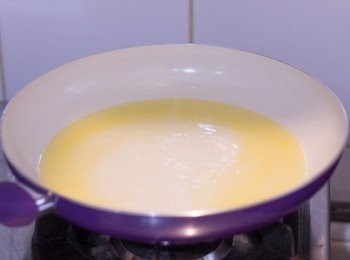 step8: 加入水，檸檬汁，糖，鹽拌勻煮熱