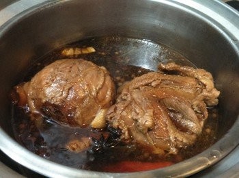 step2: 外鍋1杯半-2杯水,蓋上鍋蓋按下開關直至跳起.. 就完成囉!!
等放涼後,將牛腱取出切片再淋上滷汁,灑些蔥花..是不是很美味呢!!
也可放入冰箱冷藏 冰冰的吃 別有一番滋味呢~~