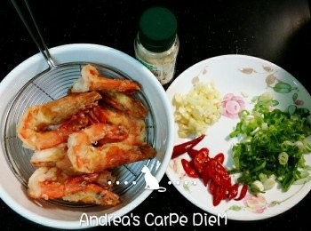 step1: 1.將蝦子的尖端觸鬚剪掉,剝掉蝦子身體部分的殼(留頭尾),開背去除腸泥 2.加入適量<span class="group_2">醃料</span> 3.均勻沾上麵粉,下鍋油炸,蝦子熟了即可起鍋(如圖)