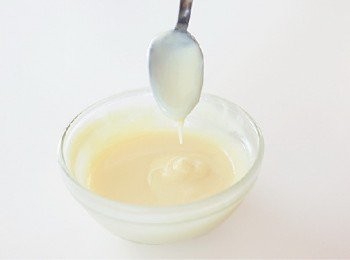 step12: 將披覆用的巧克力以微波爐加熱30秒左右，用湯匙攪拌讓它變得滑順。