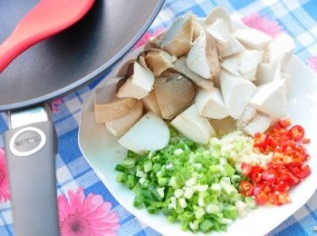step1: 備料:將杏鮑菇切塊狀，蔥、辣椒、蒜切細末備用