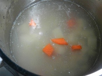 step2: 紅蘿蔔、馬鈴薯切丁入鍋，再入10克奶油，水加至1100~1300中間，蓋上蓋子後選擇玉米漿功能(水用煮海鮮的水)，約10多分鐘就可以煮好，再依個人喜愛加入鹽巴調味