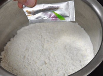 step6: 將玫瑰普洱茶粉攪入低筋麵粉後拌均勻，再將麵粉篩入輕輕拌勻。