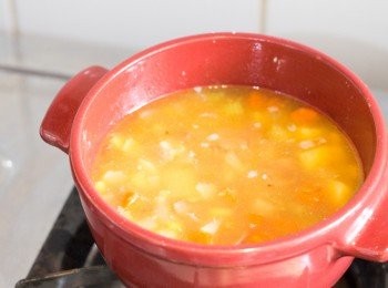 step6: 倒入上湯，加入調味料洋蔥粉﹑蒜粉和糖，下粟米粒攪勻，煮滾後蓋住調到慢火煮約 15 分鐘