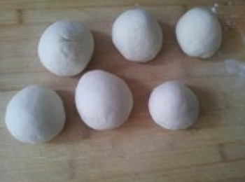 step3: 取出，下成小擠子，之後每個小擠子揉圓