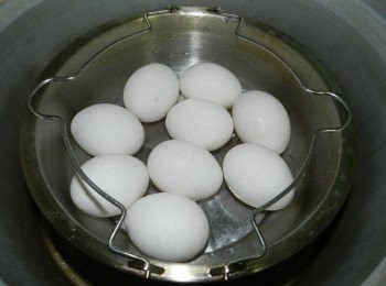 step2: 蛋洗淨，入電鍋一杯水蒸熟