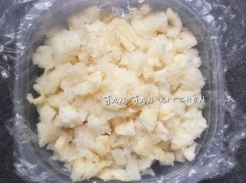 step1: 將魚肚沖淨放入浸魚肚料中煮滾，關火浸10-15分鐘至軟身。完成後剪開沖淨榨乾水，切粒備用。
