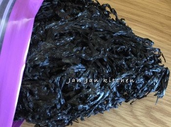 step1: 紫菜浸水幾秒即拿起榨乾，丸子洗淨，上湯煮滾，放入丸子煮熟，紫菜放上面煮1分鐘即可。