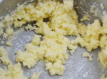 step3: 用電動打蛋器打發牛油與糖，至淡黃色及呈乳霜狀