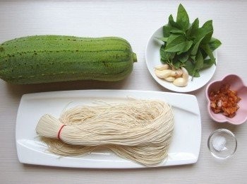 step1: 準備好所有材料。蒜頭拍碎(亦可用薑絲替代蒜末)