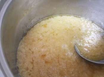 step2: 奶油融化後加入細砂糖煮到砂糖融化備用
