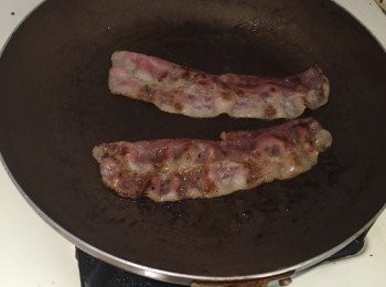 step1: 將培根放入鍋中煎至微焦
這時可以開始預熱烤箱，以180度預熱10分鐘~