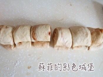 step12: 最後一次將麵糰桿平後，將麵糰捲成長條型，切成六等份。