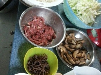 step5: 準備好各樣材料,醃好的肉,蒸好的冬菇,木耳浸軟切絲,椰菜洗淨切絲及調味料