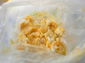 step3: 先把鹹鴨蛋去殼後放入塑膠袋搓柔，讓蛋白與蛋黃充分混合