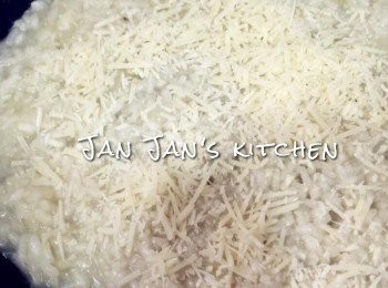 step5: 當覺得米煮到完成時，必須留有些少水份，關火才下芝士碎，輕力撈勻即可，放幾多芝士則視乎個人口味，或可先試味才再加。