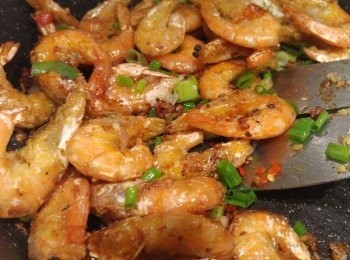 step3: 乾蔥蒜蓉用油爆到乾身,後下紅辣椒粒再下蝦,炒混後再加上鹽,五香粉,美極最後下蔥粒即成。