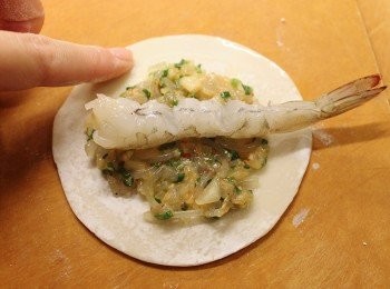 step6: 在餡料上放上一隻蝦子(肚子部分向上)。