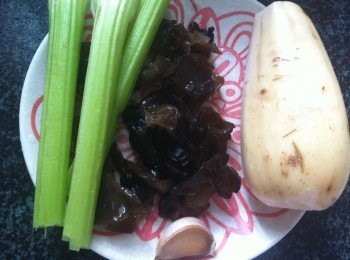 step1: 準備所有<span class="group_1">食材</span>：蓮藕、西芹、木耳、蒜瓣。