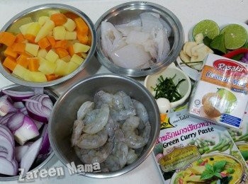 step1: 先將蝦剝殼挑腸，用少許豆粉略洗，煮前用少許鹽調味。
鮮魷洗淨，放少許鹽，胡椒粉調味。切片。
薯仔及蘿蔔去皮切細，放熱水洽至半熟。
洋蔥切細片。
蔥頭，南薑切片代用。檸檬葉2片切幼絲。