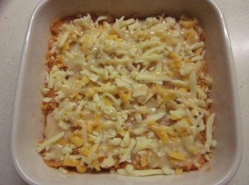 step3: 起司絲鋪滿,再擠上鷹牌煉乳1大匙,以230~250度烤到起司熔化呈金黃色即可趁熱享用