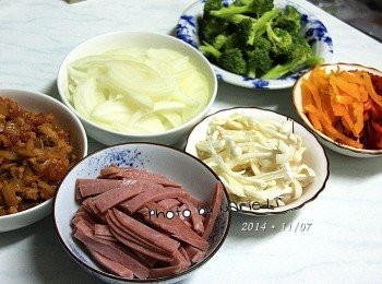 step3: 備料：

洋蔥、火腿、甜椒、雪白菇
全都洗淨切成長條狀
青花菜也切成小朵備用