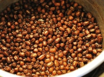 step3: 外鍋再加1量米杯水蒸煮，開關跳起後再悶十分鐘