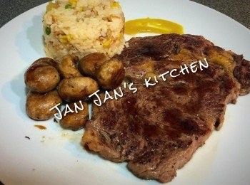 step5: 牛扒用鹽、黑胡椒碎、蒜粉醃好，薄的每面煎1分鐘上碟，趁鍋熱即倒入醬汁聽到咋的聲響就可將醬汁淋上牛扒。將蕃茄飯放入容器中倒轉蓋出形狀，蘑菇上碟即成。