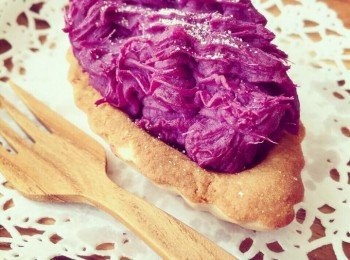 step7: 然後擠紫薯泥，灑些許糖粉裝飾即可。