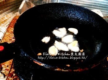 step12: 鑊中加入餘下一半份量蒜頭爆香