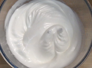 step4: 蛋白又用打蛋器打至起大泡，再分三次加入白砂糖打至綿密，拿起打蛋器可以起角，及倒轉不掉下來即可，放進雪櫃備用