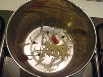 step2: 取小鍋子,放入花椒,八角,薑片及辣椒乾鍋炒香,離火微降溫,續倒入酒與糖拌勻.