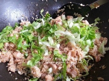 step9: 將白飯回鑊 , 加少許生抽 , 胡椒粉調味 , 再加入生菜拌勻炒至生菜軟身