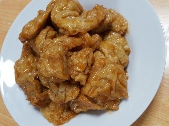 step2: 將調味料全部加入鑊內煮溶，加入麵筋炒勻至汁料開始杰身，即成。